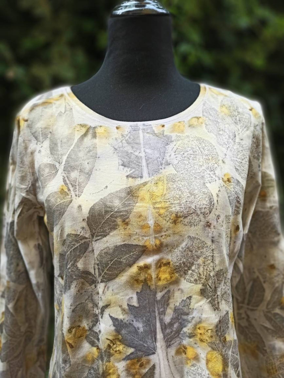 Long sleeved hand dyed cotton t-shirt with botanical print. Leaves and flowers imprinted on fabric. Ecoprint and natural dyeing. Size L